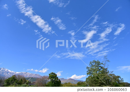 A refreshing autumn sky 108860063