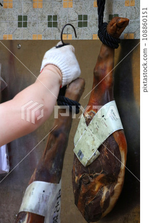 Yunnan Sanyuan pork Jinhua ham sold in a dry food specialty street called "Haimi Street" in Defu Doxi, Hong Kong Yunnan Sanyuan pork Jinhua ham sold in a dry food specialty street called "Haimi Street" in Defu Doxi, Hong Kong 108860151
