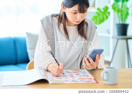 檢查廣告的年輕女子 108860432