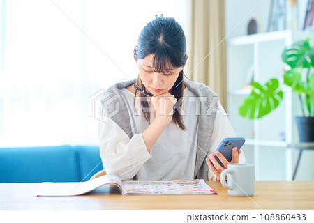 檢查廣告的年輕女子 108860433