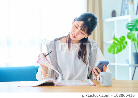 檢查廣告的年輕女子 檢查廣告的年輕女子 108860436