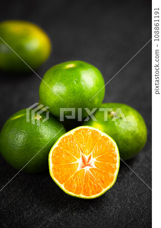Oranges placed on a black marble slab. 108861191
