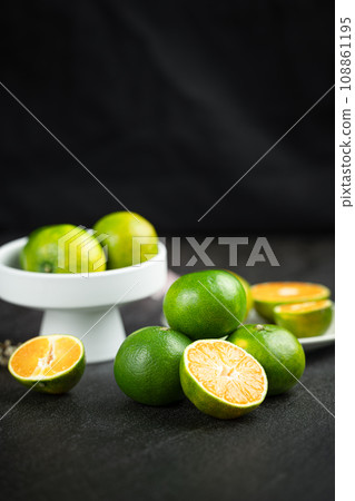Oranges placed on a black marble slab. 108861195