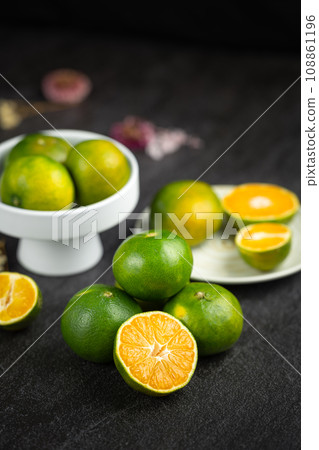 Oranges placed on a black marble slab. 108861196