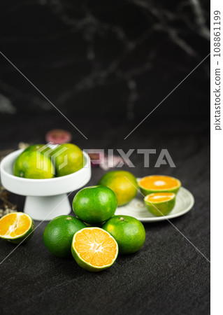 Oranges placed on a black marble slab. 108861199