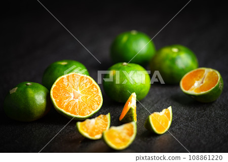 Oranges placed on a black marble slab. 108861220