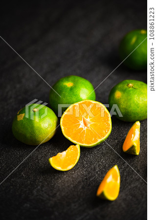 Oranges placed on a black marble slab. 108861223