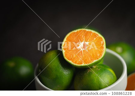Oranges placed on a black marble slab. 108861228