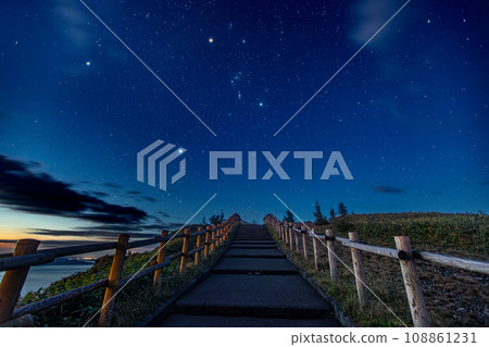 黎明前的長廊與星空 108861231