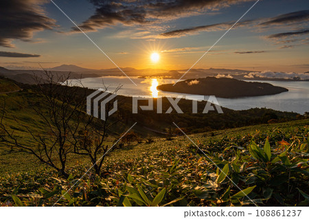 Sunrise of Lake Kussharo 108861237