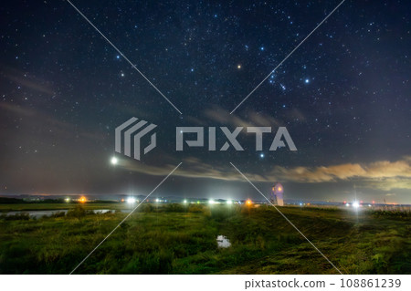 Orion rising above the street lights 108861239