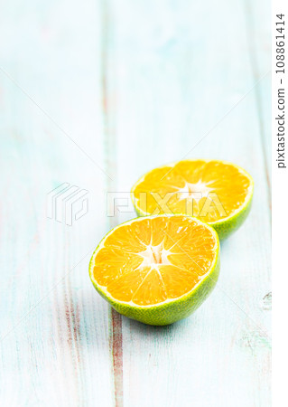 fresh citrus fruits on wooden table fresh citrus fruits on wooden table 108861414