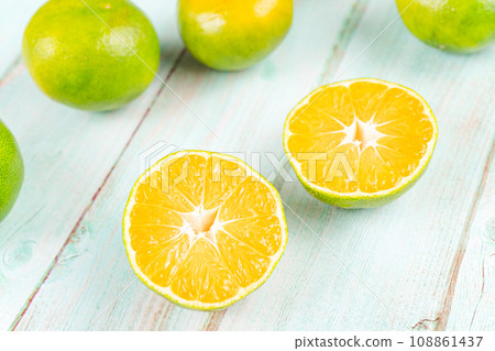 fresh citrus fruits on wooden table fresh citrus fruits on wooden table 108861437