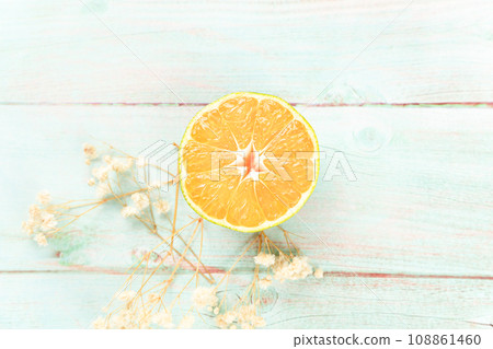 fresh citrus fruits on wooden table fresh citrus fruits on wooden table 108861460