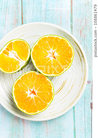 fresh citrus fruits on wooden table fresh citrus fruits on wooden table 108861479