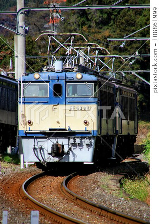 Sound the whistle!! Conveying the majesty of the past to the present day...Sherpa of the mountain pass, EF63 electric locomotive [duplex operation] 108861999