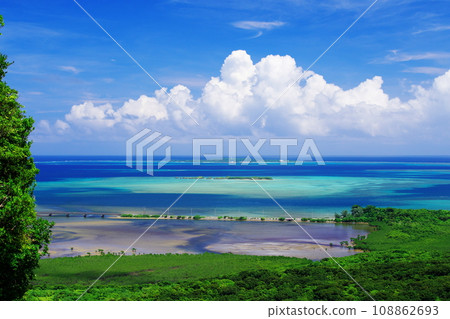 Hatoma Island seen from Pinaisara Falls, Iriomote Island, Okinawa Prefecture Hatoma Island seen from Pinaisara Falls, Iriomote Island, Okinawa Prefecture 108862693