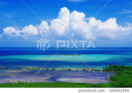 從沖繩縣西表島皮奈薩拉瀑布看到的鳩間島 108862849