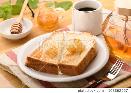 蜂蜜吐司配上奢華的玉米蜂蜜 蜂蜜吐司配上奢華的玉米蜂蜜 108862967