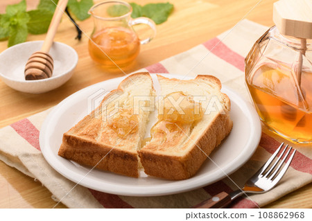 Honey toast topped with luxurious com honey 108862968