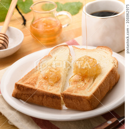 Honey toast topped with luxurious com honey 108862975