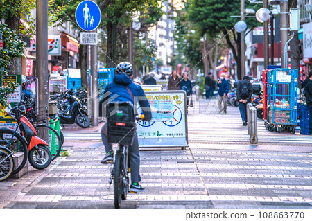 日本橫濱市容 推著自行車步行吧! 。 Uber Eats 優食進駐伊勢崎購物中心...=11 月 日本橫濱市容 推著自行車步行吧! 。 Uber Eats 優食進駐伊勢崎購物中心...=11 月 108863770