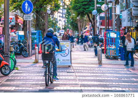 日本橫濱市容 推著自行車步行吧！ 。 Uber Eats 優食進駐伊勢崎購物中心...=11 月 108863771