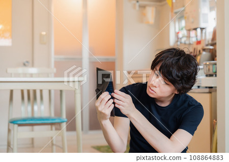 一個因缺錢而苦惱的年輕人 108864883