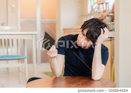 一個因缺錢而苦惱的年輕人 108864884