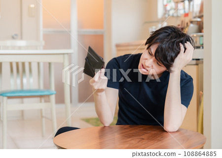 一個因缺錢而苦惱的年輕人 108864885