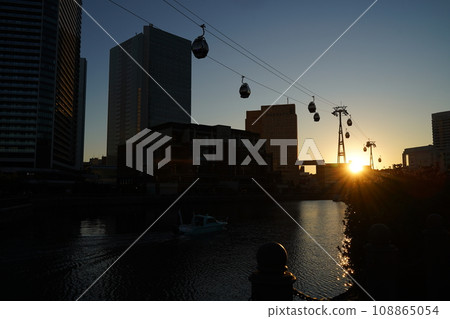 橫濱,晚上,夜景,機艙,纜車,交通,運動,日落,橙色,剪影,風景,日本,假名 橫濱,晚上,夜景,機艙,纜車,交通,運動,日落,橙色,剪影,風景,日本,假名 108865054