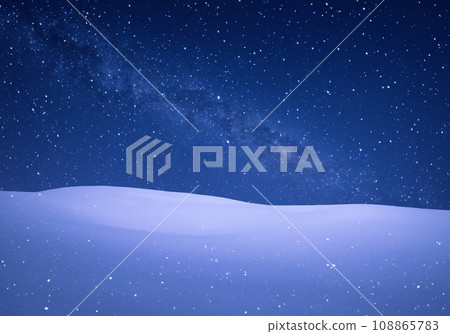 冬夜，白雪覆蓋的大地和山上升起的星星 108865783