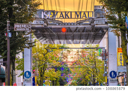 日本橫濱城市景觀日落和燈光。關內站旁的伊勢佐木購物中心（伊勢佐木町商店街）景觀 = 11 月 108865879