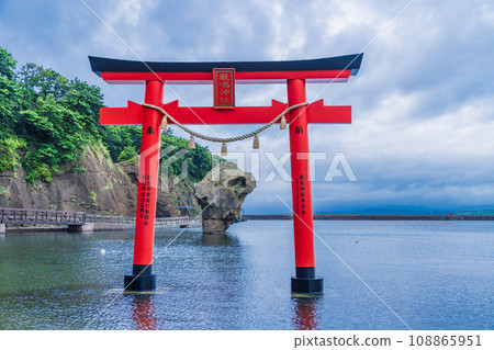 (北海道)江差町龜女島的嚴島神社鳥居與瓶石 (北海道)江差町龜女島的嚴島神社鳥居與瓶石 108865951