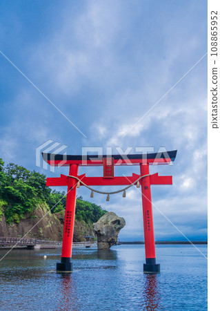 (北海道)江差町龜女島的嚴島神社鳥居與瓶石 (北海道)江差町龜女島的嚴島神社鳥居與瓶石 108865952