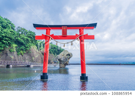 （北海道）江差町龜女島的嚴島神社鳥居與瓶石 108865954