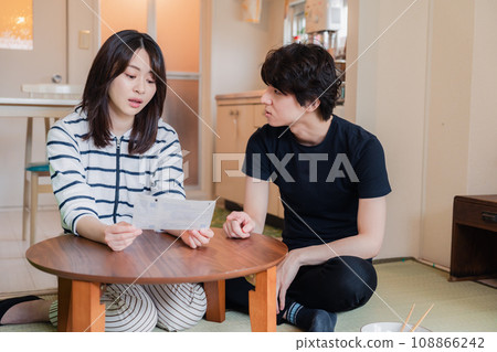 一對年輕夫婦查看賬單詳細信息，發現價格上漲。 108866242