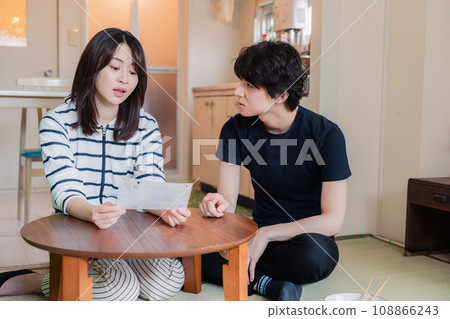 一對年輕夫婦查看賬單詳細信息，發現價格上漲。 108866243