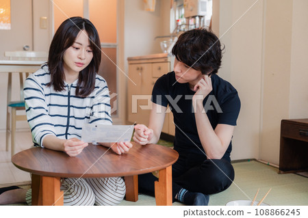 一對年輕夫婦查看賬單詳細信息，發現價格上漲。 108866245