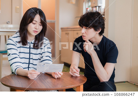 一對年輕夫婦查看賬單詳細信息，發現價格上漲。 108866247
