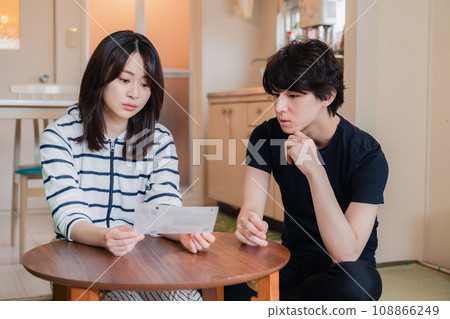 一對年輕夫婦查看賬單詳細信息，發現價格上漲。 108866249