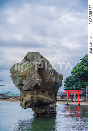 (北海道) 龜女島、江差町、瓶子岩、鳥居 108866252