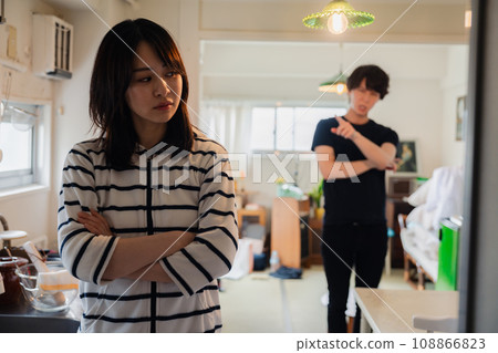 年輕夫婦在家打架 年輕夫婦在家打架 108866823