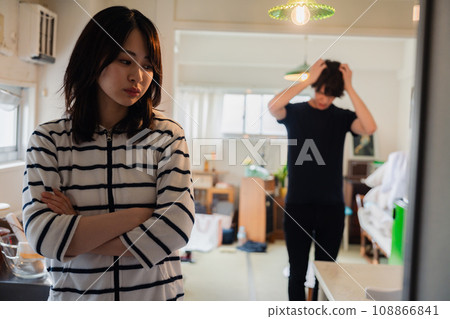 young couple fighting at home 108866841