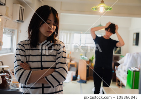 young couple fighting at home 108866843