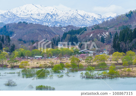 白河水庫、水下森林和飯豐山脈、山形旅遊泉 白河水庫、水下森林和飯豐山脈、山形旅遊泉 108867315