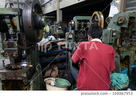 Machine and tool of Computer numerical control CNC, factory creates metal religion art such as Gold rolling machine and little jewelry in religious ceremony. 108867953