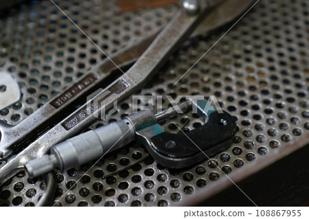 Machine and tool of Computer numerical control CNC, factory creates metal religion art such as Gold rolling machine and little jewelry in religious ceremony. 108867955