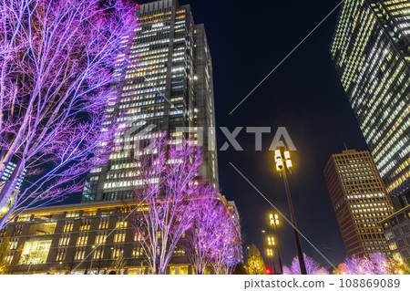 東京丸之內商業區燈火通明的夜景 東京丸之內商業區燈火通明的夜景 108869089