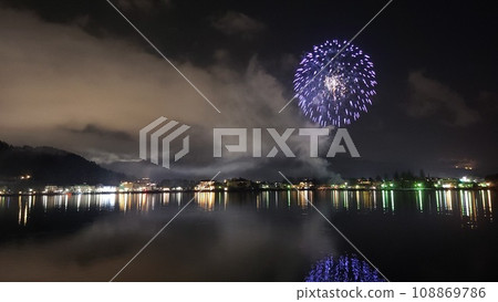 在湖邊燃放煙火 108869786